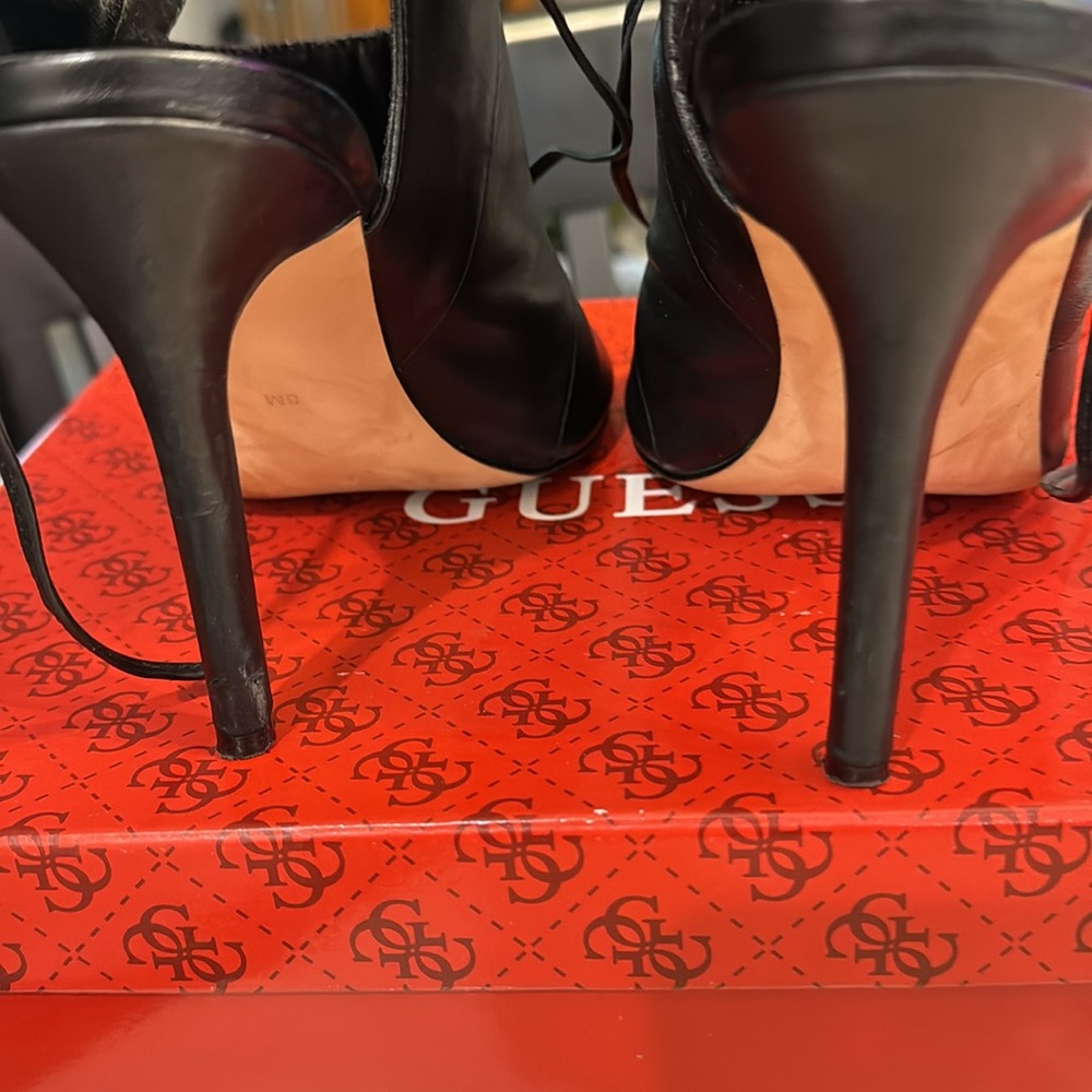 Guess Ollay Corset Cut Out Tie Heels
Black Leather Sandals Size 8 - Picture 7 of 8